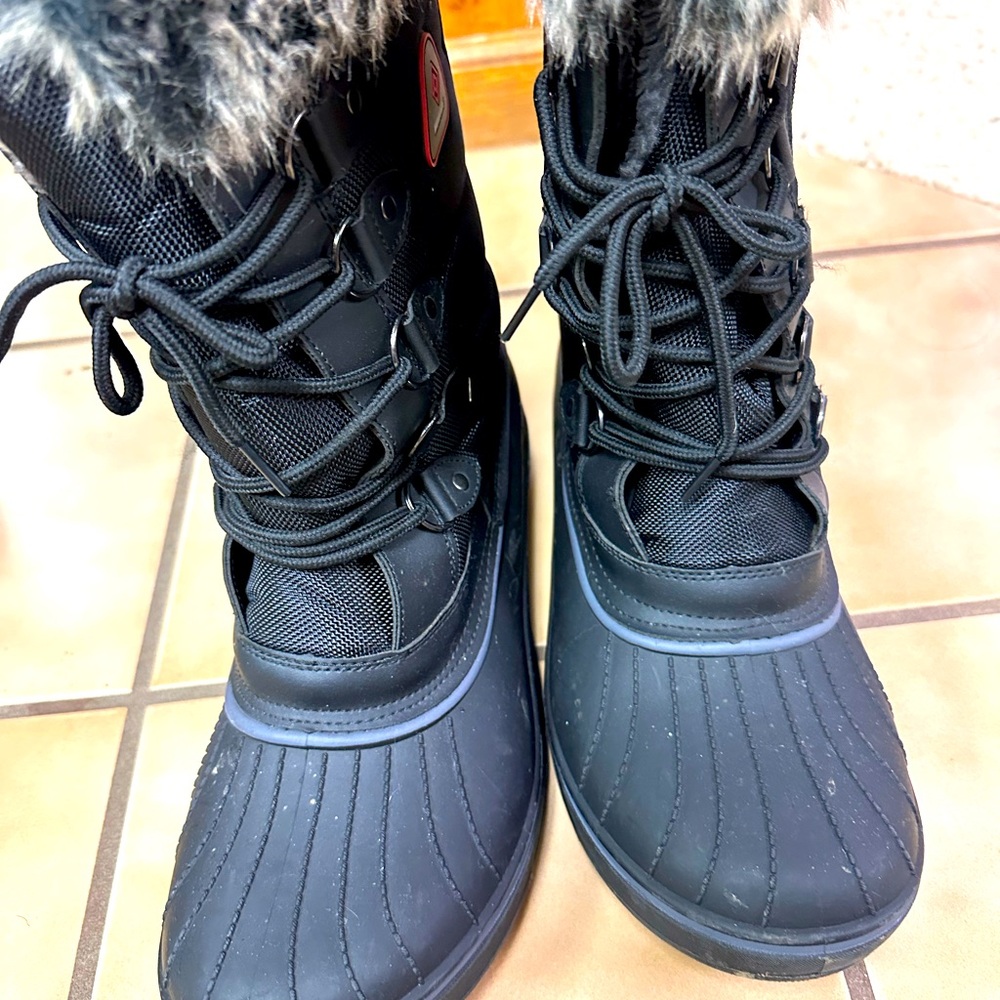 Women’s lined and warm winter snow boots – only used a few times, size 9/10